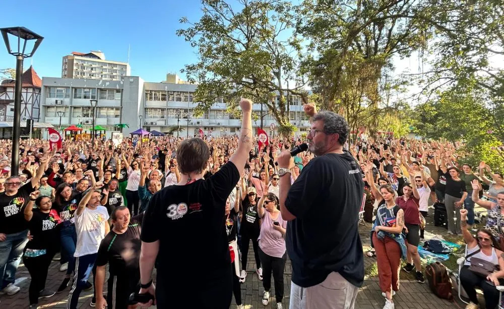 Após paralisação com mais de 3 mil servidores, prefeitura marca negociação para próxima segunda