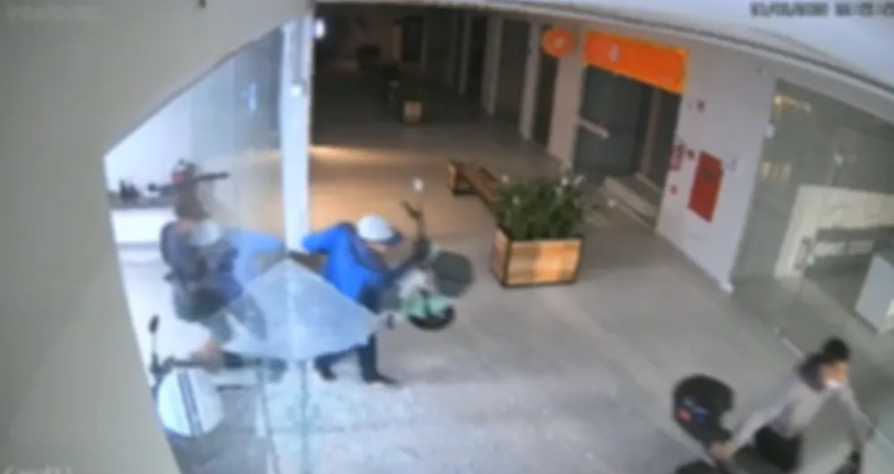 Câmeras registram furto em loja recém-inaugurada em Blumenau; criminosos levaram motos elétricas e patinetes