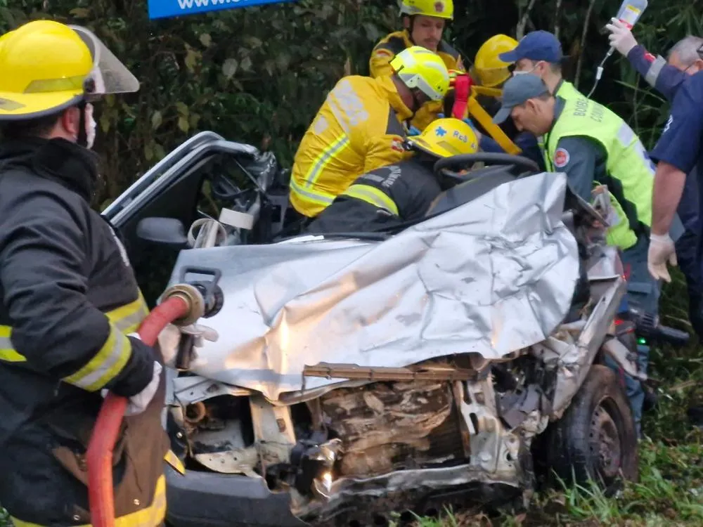 Motorista fica preso às ferragens em grave batida em Timbó