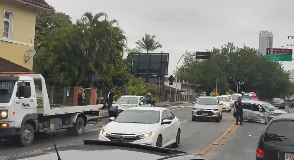 Acidente complica trânsito na manhã desta quinta na rua República Argentina, em Blumenau