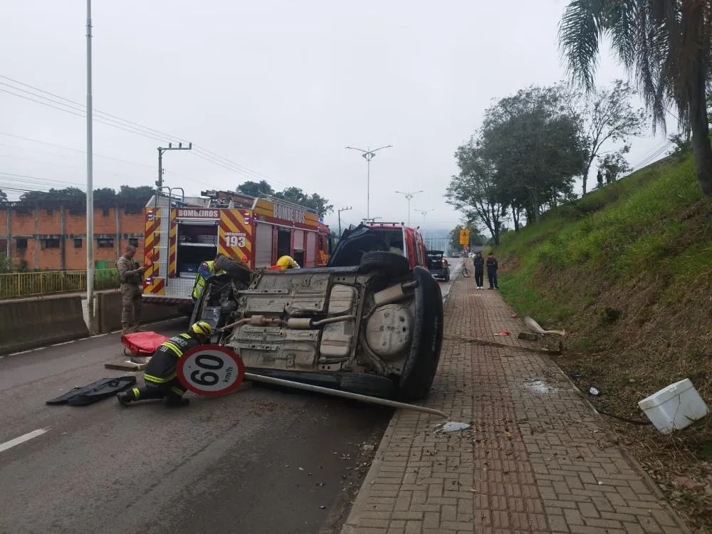 Motorista fica ferida após sair da pista e capotar carro em Rio do Sul