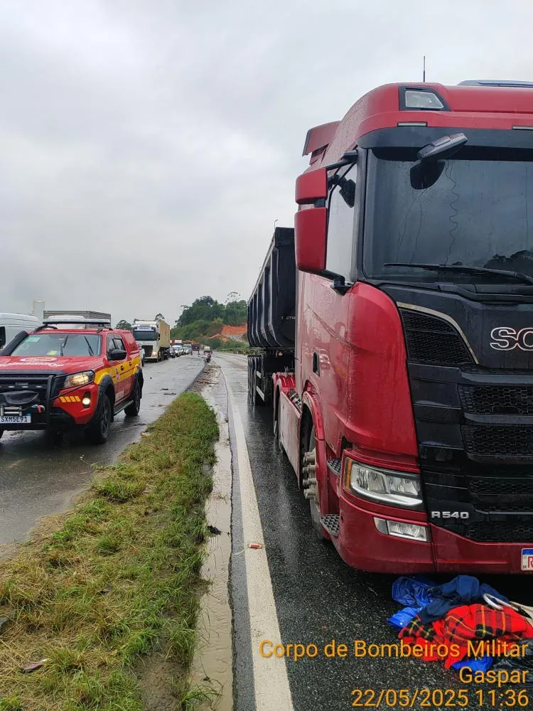 Motociclista cai na pista e é arrastado por caminhão na BR-470, em Gaspar
