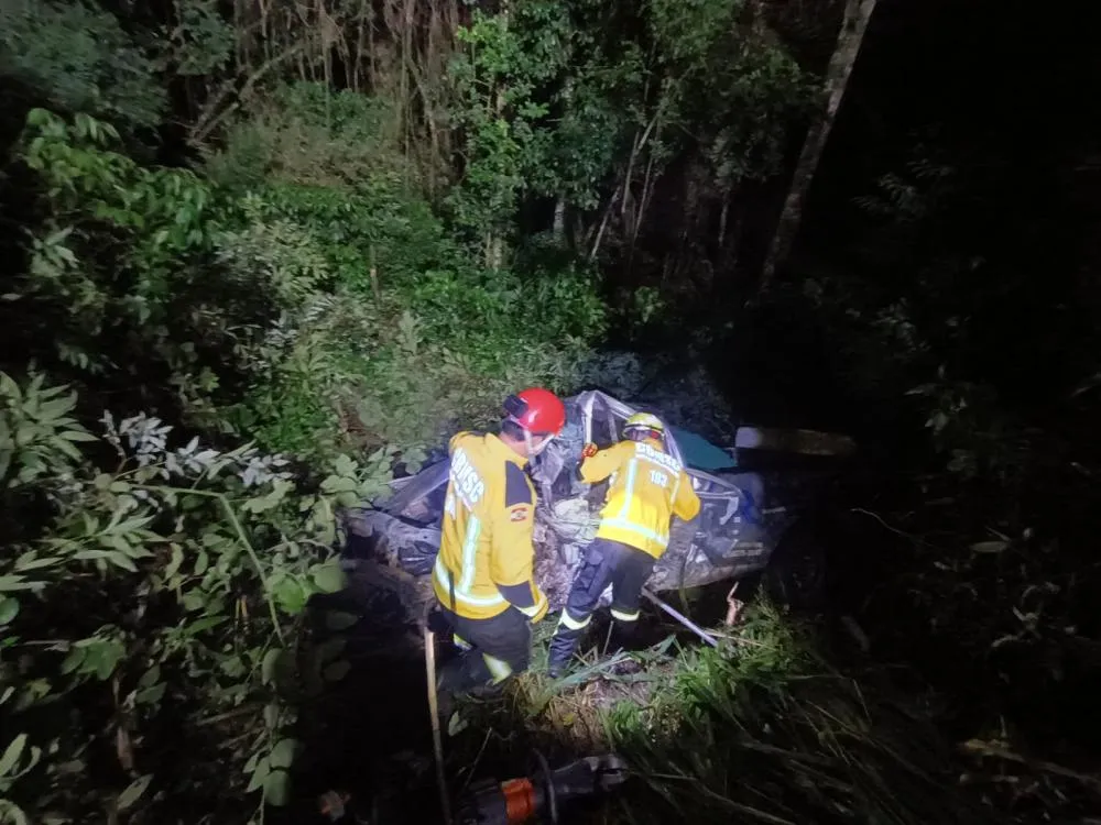 Homem de 34 morre após batida entre carro e caminhão na BR-470, em Pouso Redondo