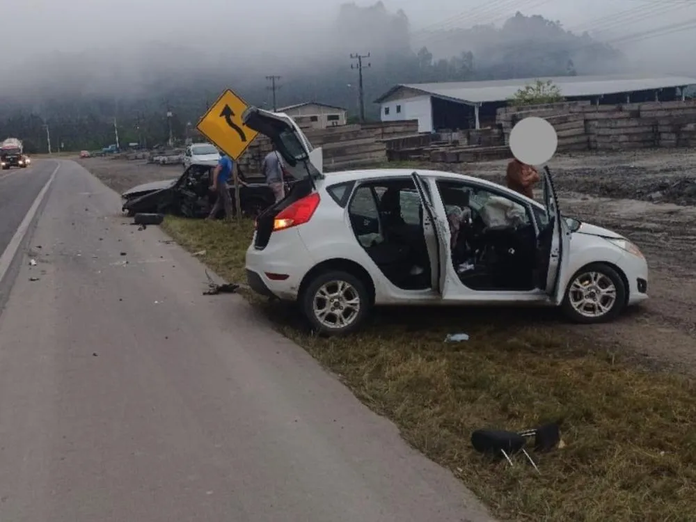 Batida de frente entre dois carros deixa mulher ferida na BR-470 em Trombudo Central