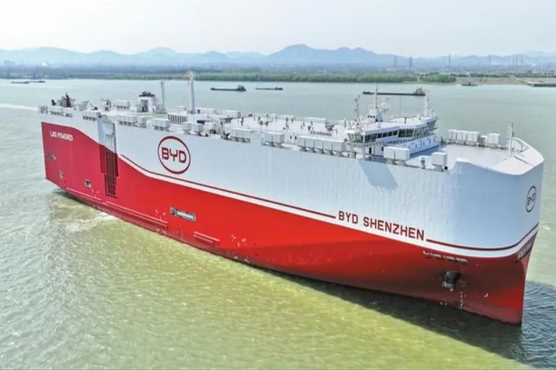 Navio chinês gigante atraca em SC com mais de 7 mil carros elétricos
