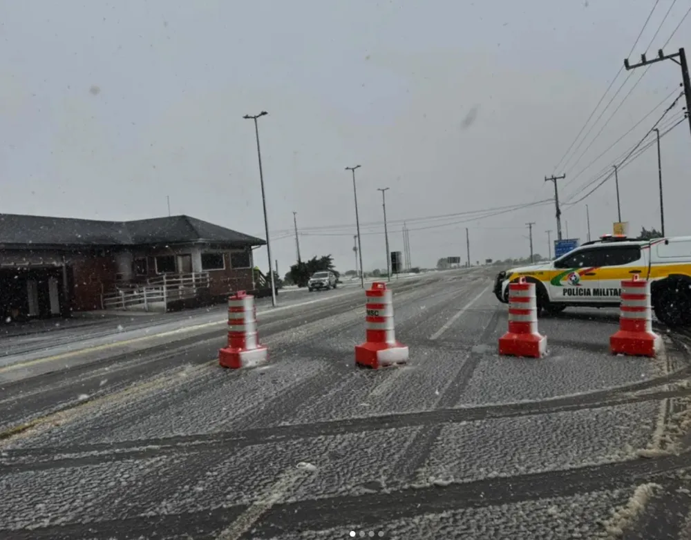 Serra do Rio do Rastro fica coberta de neve nesta quinta-feira