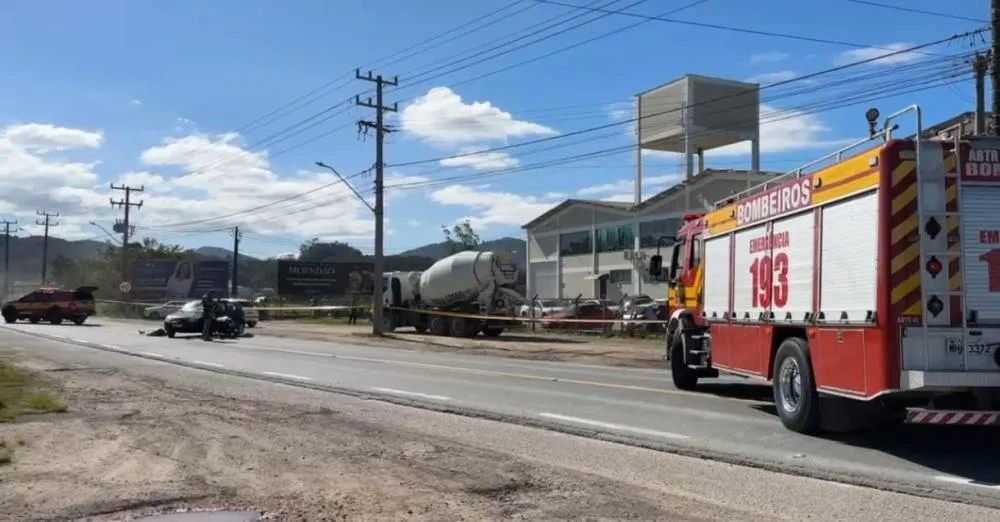 Batida entre carro e moto deixa uma pessoa morta em Gaspar nesta sexta-feira
