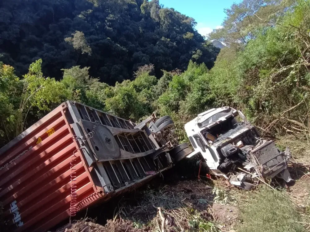 Grave acidente na BR-470 deixa um morto e um ferido em Pouso Redondo