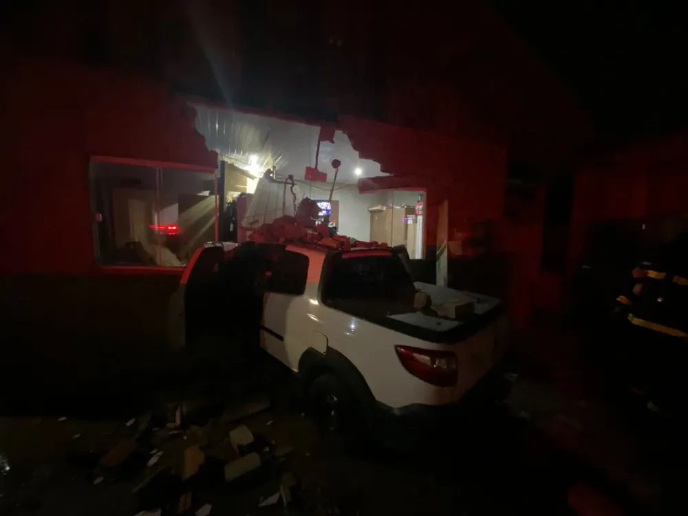 Carro sai da pista e bate com residência em Rio do Sul; duas pessoas ficam feridas