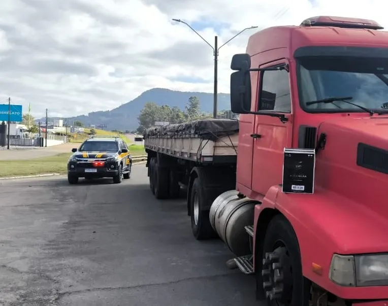 PRF apreende R$ 750 mil em vinhos importados irregularmente na BR-470 em Rio do Sul