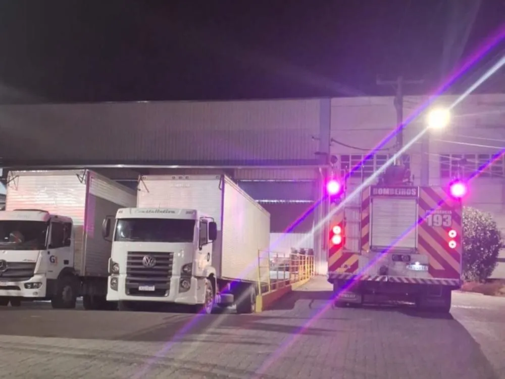 Mecânicos ajudam a controlar incêndio em empresa têxtil de Brusque