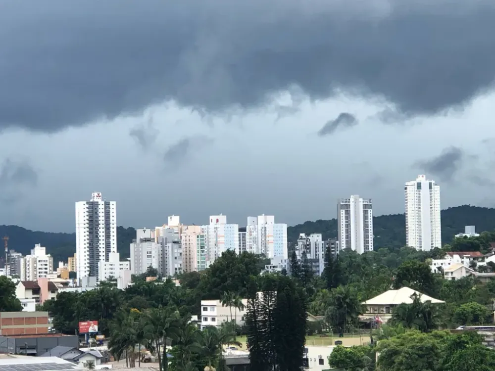 Defesa Civil de Blumenau emite alerta para temporais a partir desta quarta-feira 