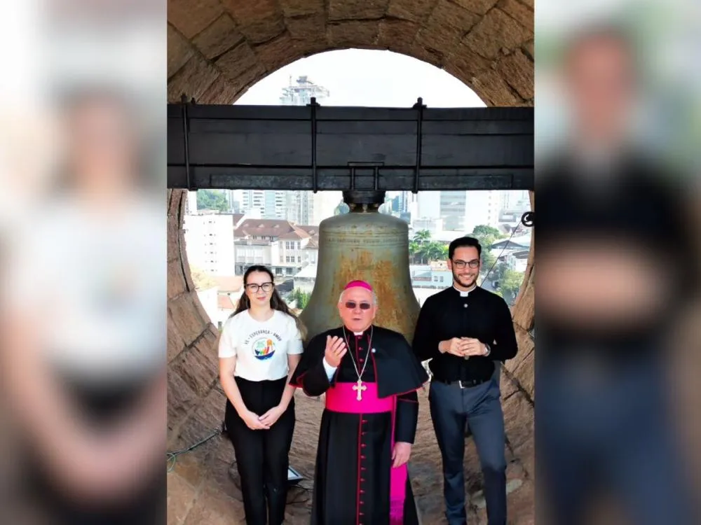 Bispo, padre e voluntária encaram 45 metros na torre da Catedral de Blumenau; saiba o motivo