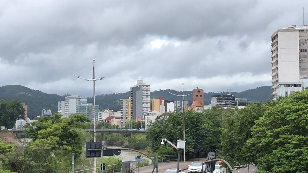 Frente fria mantém tempo nublado com chuva fraca nesta sexta-feira em Blumenau