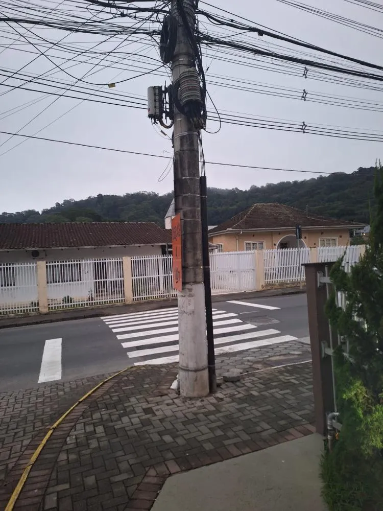 Após cobrança de moradores, prefeitura refaz faixa de pedestres onde menino foi atropelado em Blumenau