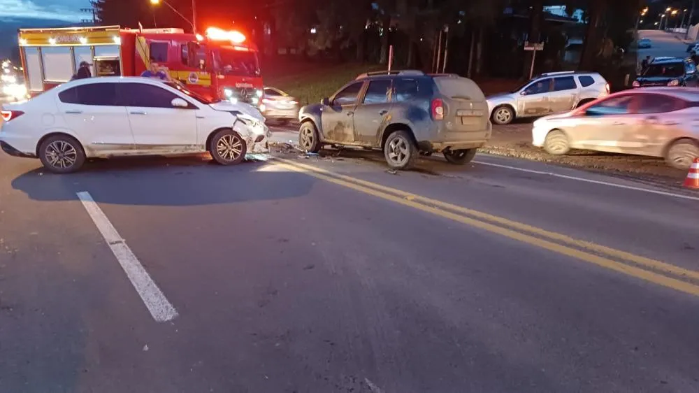 Batida entre carros deixa duas pessoas feridas na SC-114, em Taió