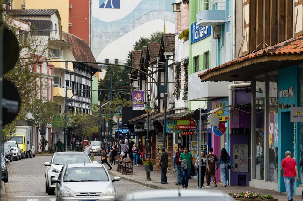 Dia dos Namorados: comércio de Blumenau abre em horário ampliado neste sábado 