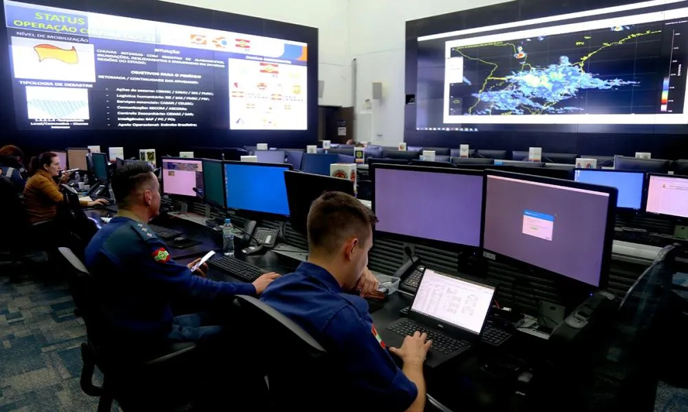 Defesa Civil de SC explica como são feitas as previsões e os alertas de emergência