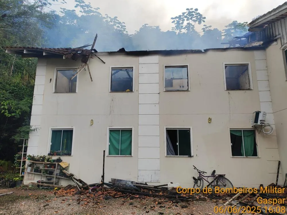 Casa pega fogo em Gaspar. Foto: Divulgação/Corpo de Bombeiros Militar
