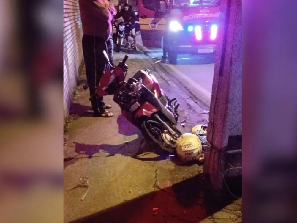 Jovem morre após moto ser arremessada contra poste em Blumenau