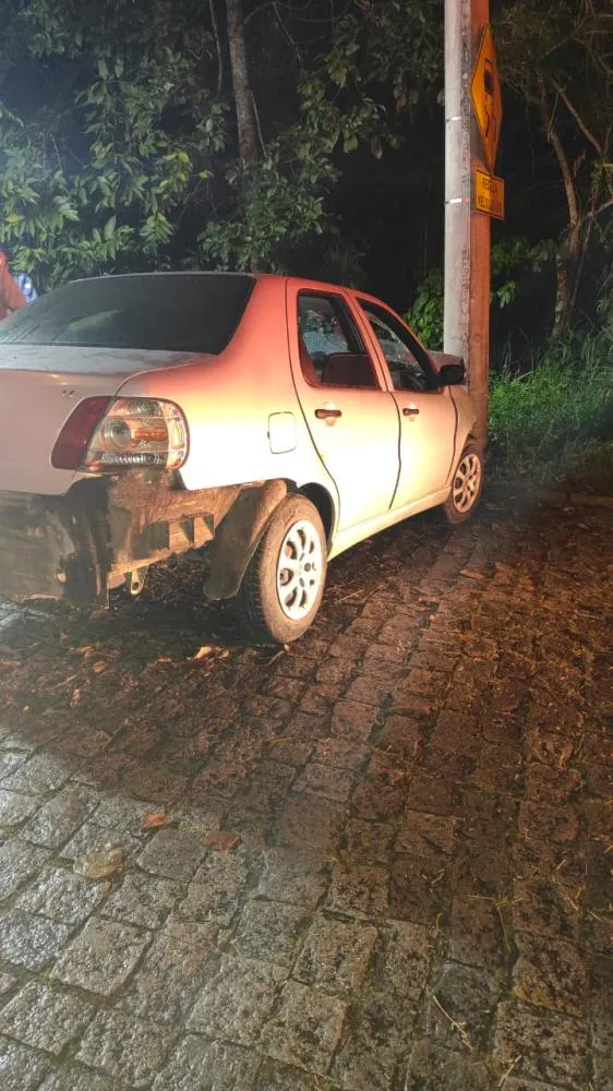 Cinco pessoas ficam feridas após carro bater em poste em Blumenau