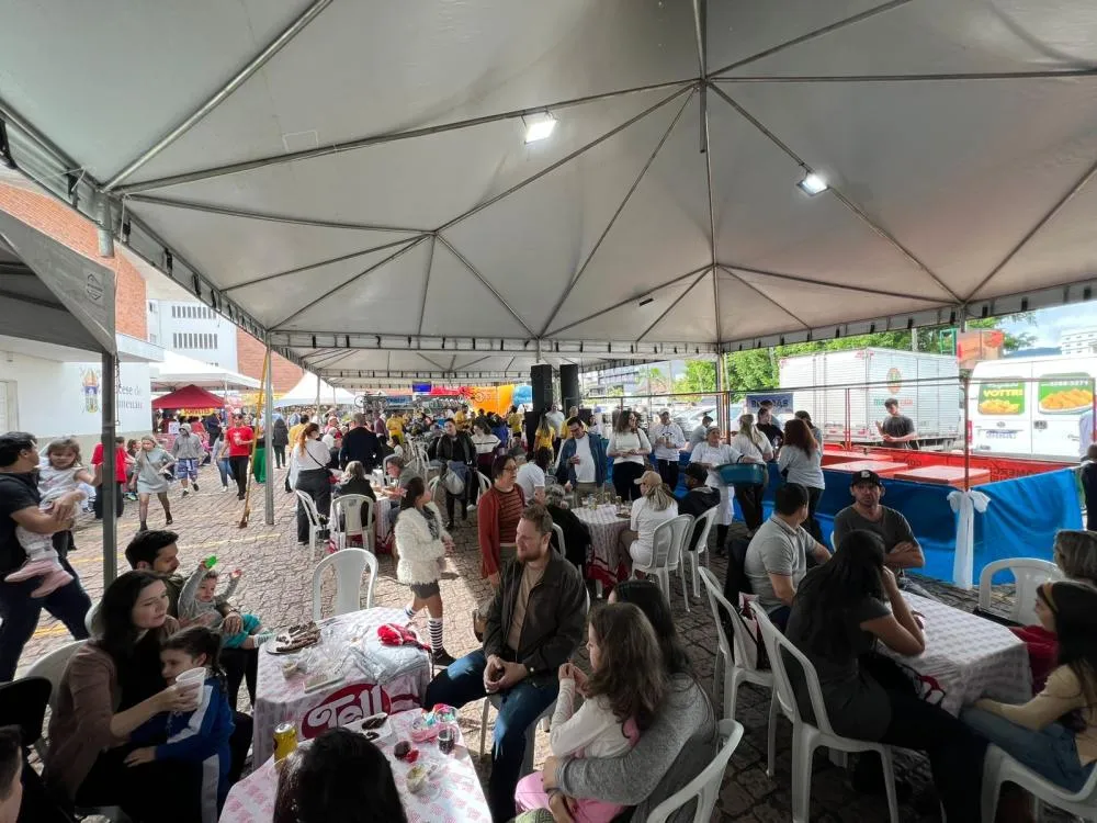 Festa do Divino movimenta Catedral São Paulo Apóstolo, no Centro de Blumenau, neste domingo