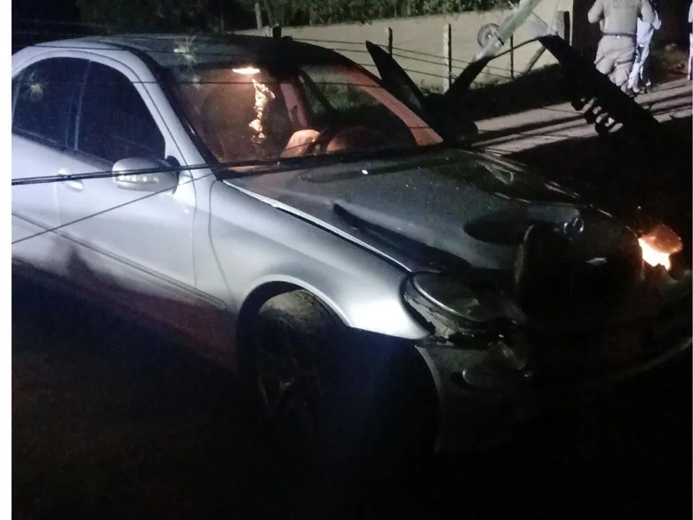 Motorista foge após batida entre veículos que derrubou poste em Indaial