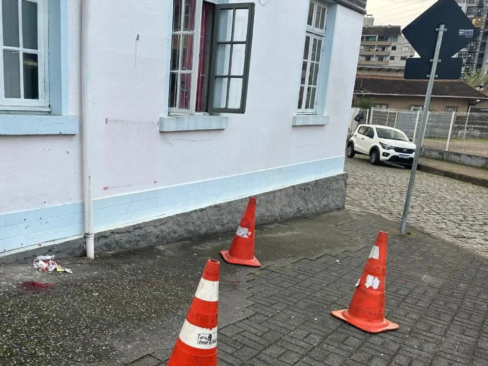 Adolescente de 16 anos é apreendido após agredir menino de 12 com garrafada em Blumenau