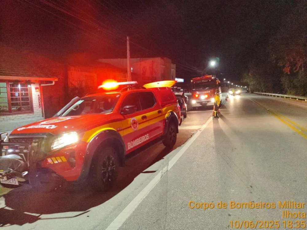 Batida entre carro e moto deixa duas pessoas feridas na Rodovia Jorge Lacerda, em Ilhota