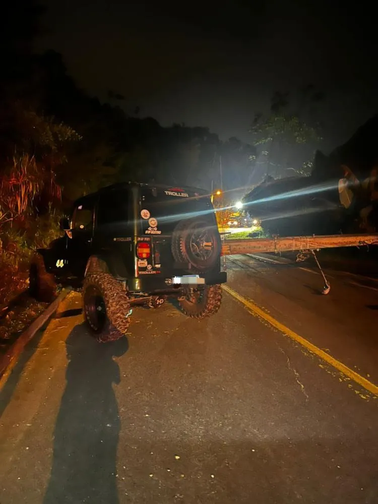Motorista perde controle do carro e derruba dois postes no centro de Pomerode