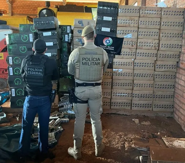 Polícia Federal apreende cerca de 100 mil maços de cigarros contrabandeados em SC