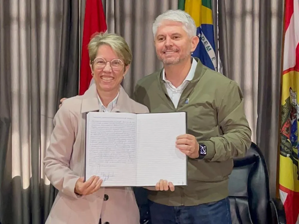 Maria Regina toma posse como prefeita interina e prefeito cumprirá missão na Ásia 