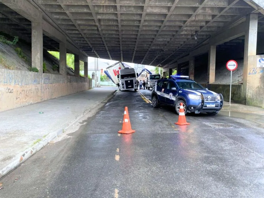 Caminhão fica preso em viaduto e interdita trânsito na Rua Fritz Koegler, em Blumenau
