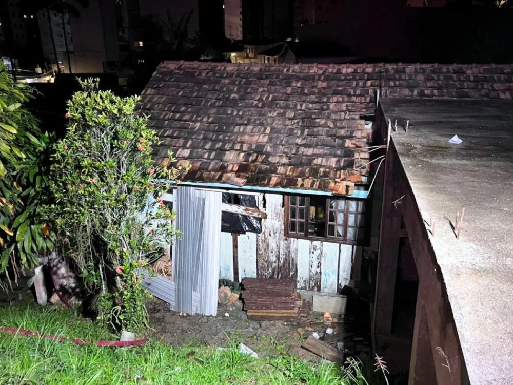 Incêndio atinge casa de madeira e deixa um homem ferido em Blumenau