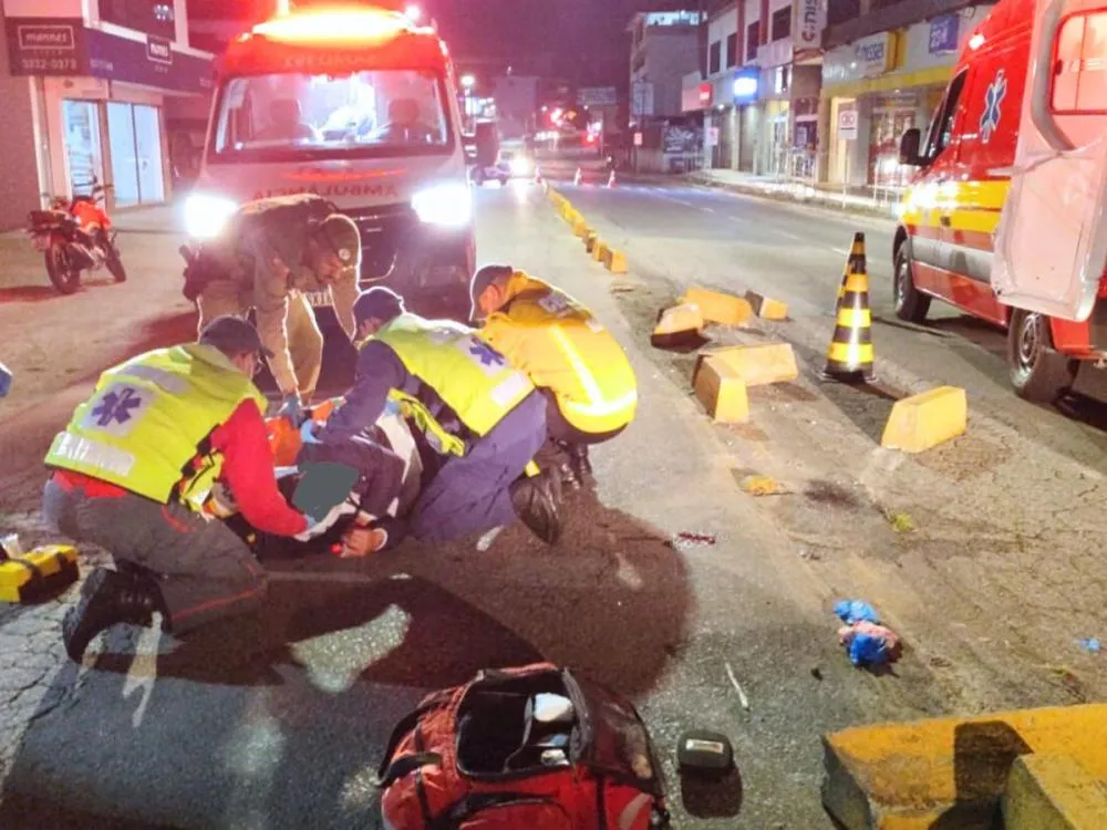 Acidente de moto em Gaspar deixa uma mulher ferida gravemente