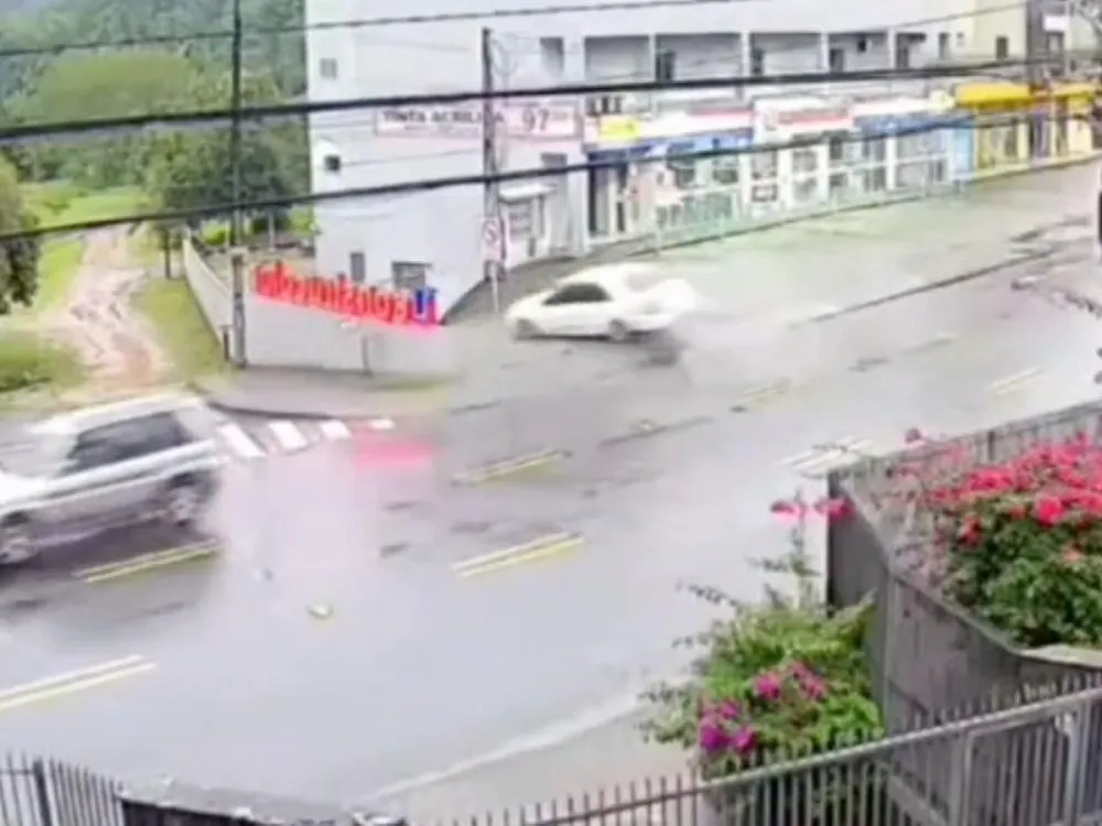 Motorista perde controle e bate em placa de loja em Blumenau; câmeras registraram o acidente