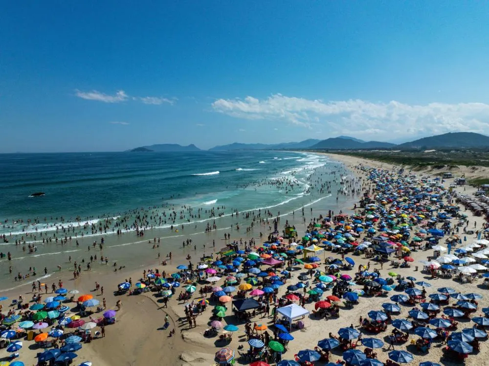Turismo em Santa Catarina cresce 11,5% na temporada de verão 2025 e atrai mais estrangeiros