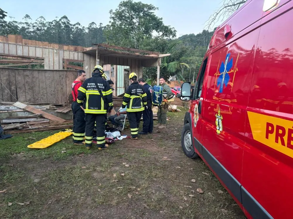 Homem fica ferido após casa desabar em Ilhota