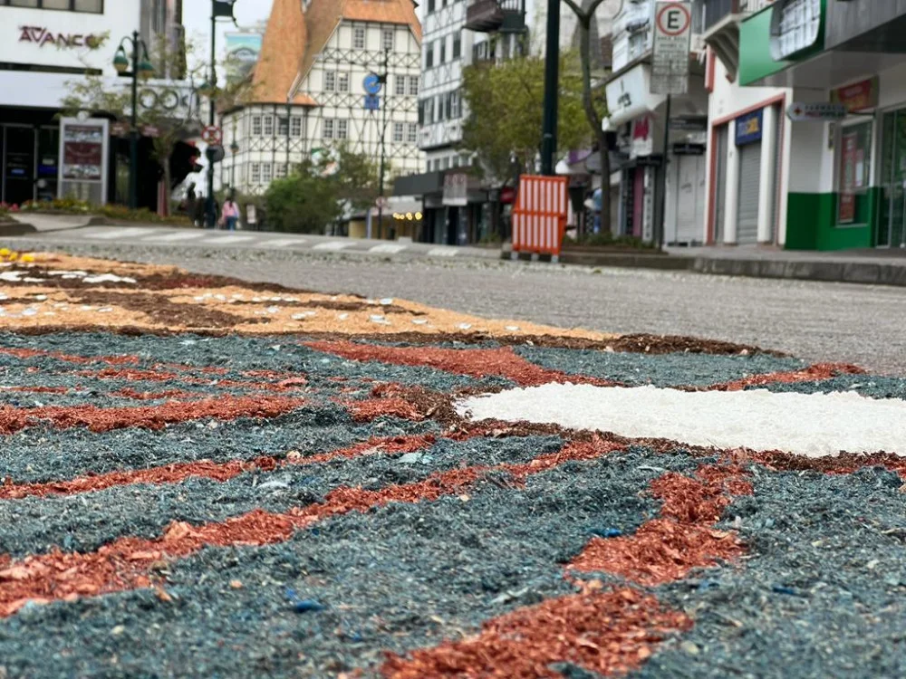 Corpus Christi: montagem de tapetes vai interditar ruas no Centro de Blumenau nesta quinta 