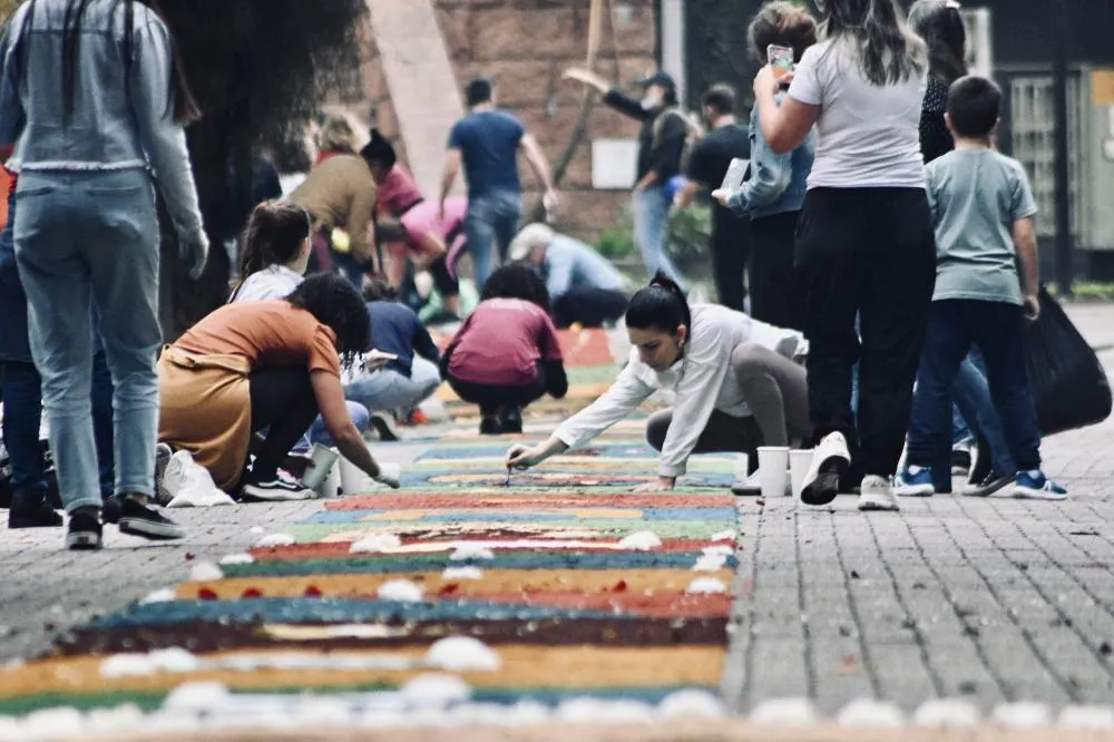 Vídeo e fotos: Fiéis mantêm tradição e montam tapetes de Corpus Christi desde as primeiras horas do dia em Blumenau