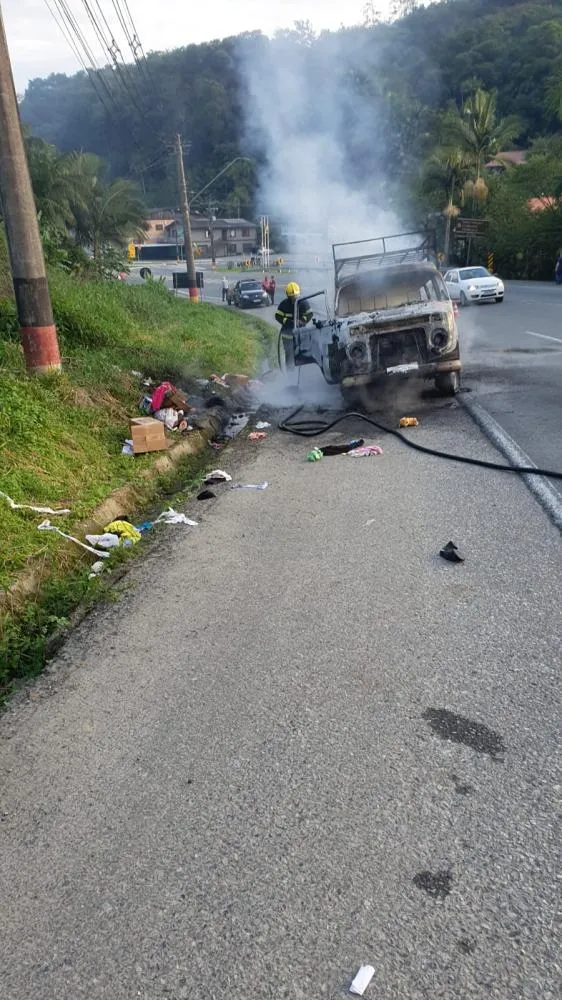 Vídeo: Kombi pega fogo e fica completamente destruída na SC-108, em Blumenau