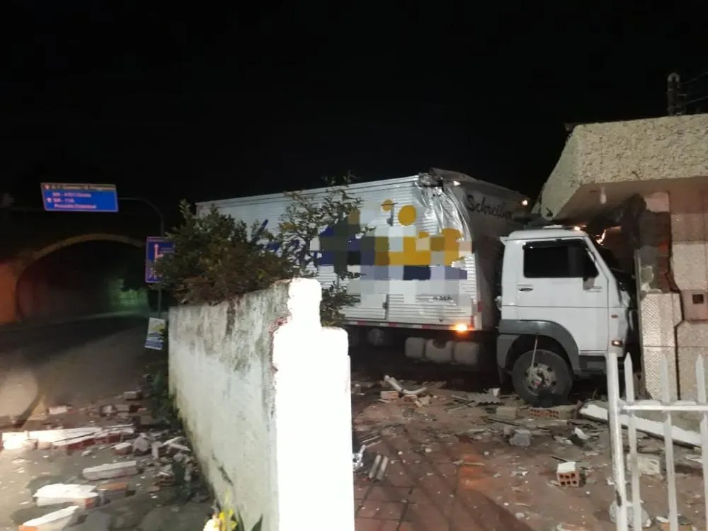 Motorista foge após bater caminhão em casa durante a madrugada em Rio do Sul