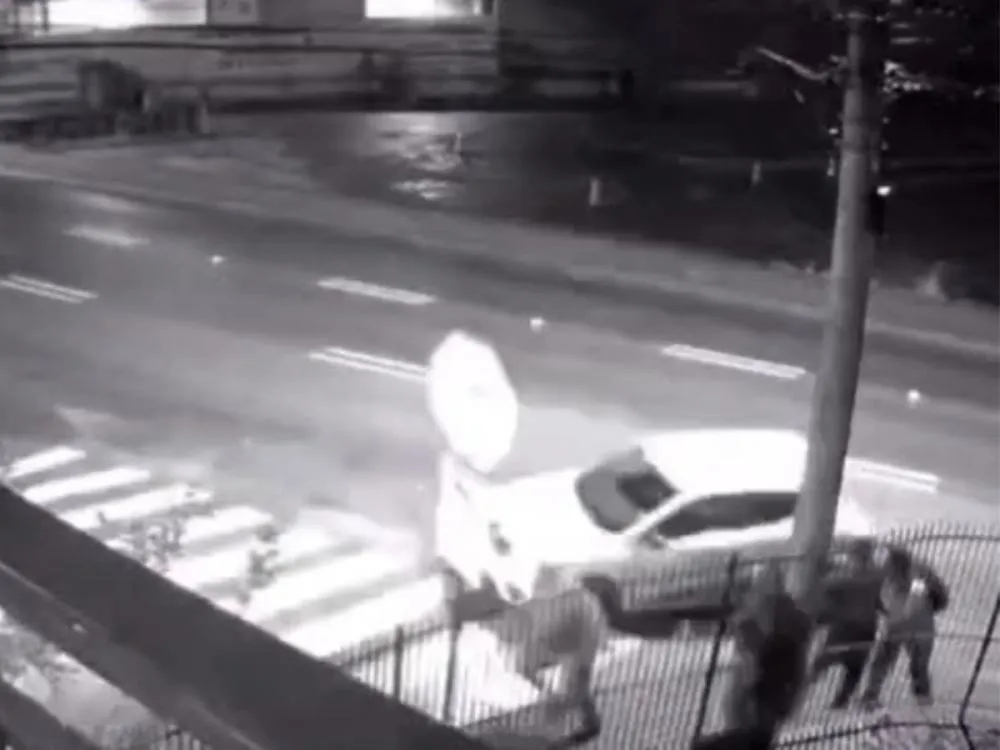 Vídeo: Motorista perde controle do carro e quase atropela jovens em Blumenau