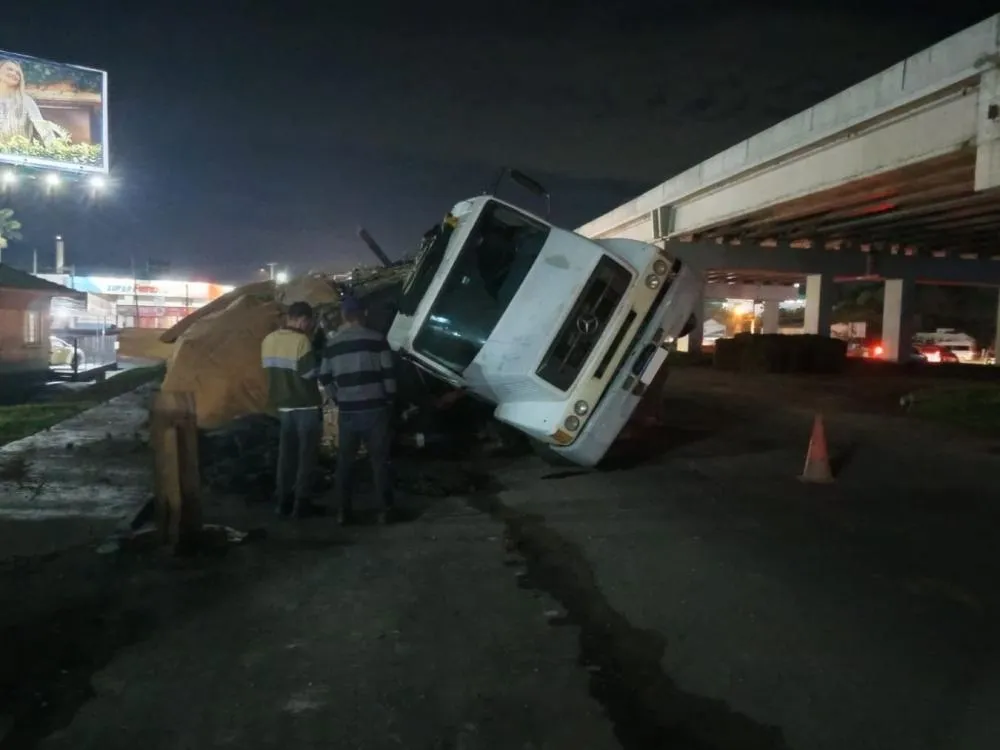 Caminhão tomba ao tentar passar por viaduto sem iluminação na BR-470 em Blumenau