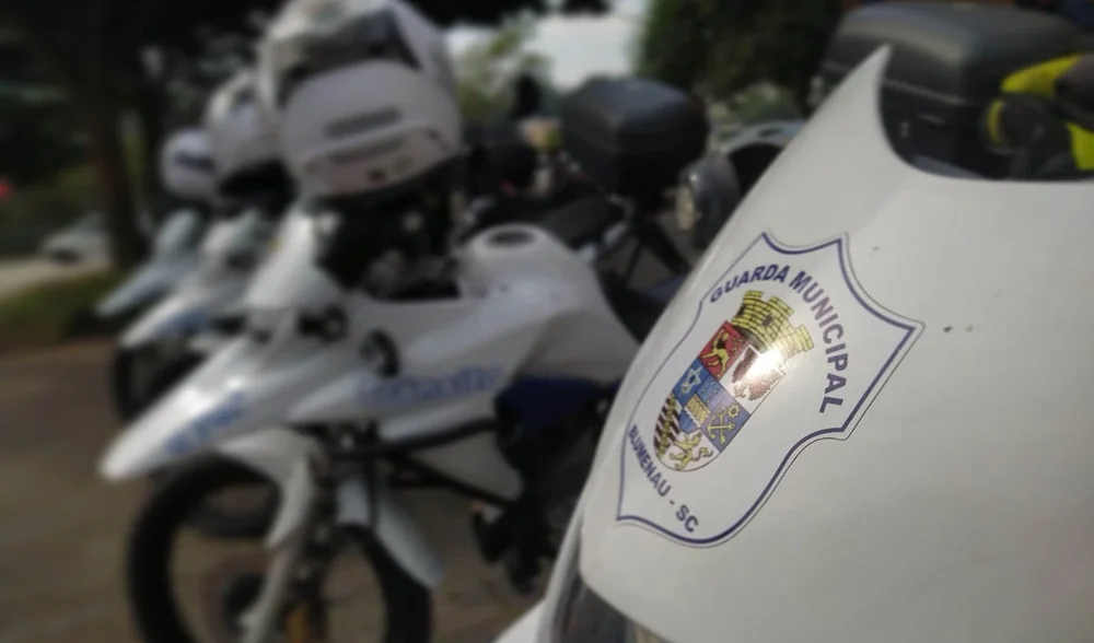 Batida entre carro e patinete elétrico deixa homem ferido em Blumenau