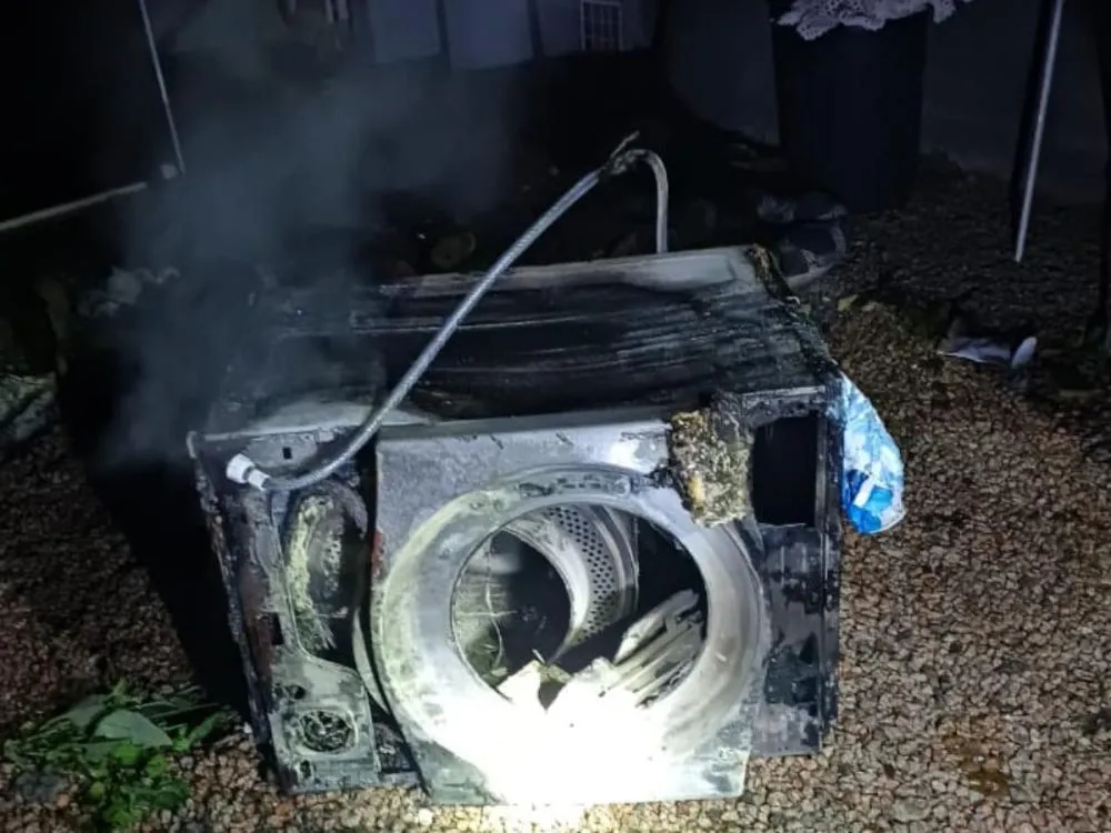 Moradores controlam princípio de incêndio em residência durante a madrugada em Agronômica