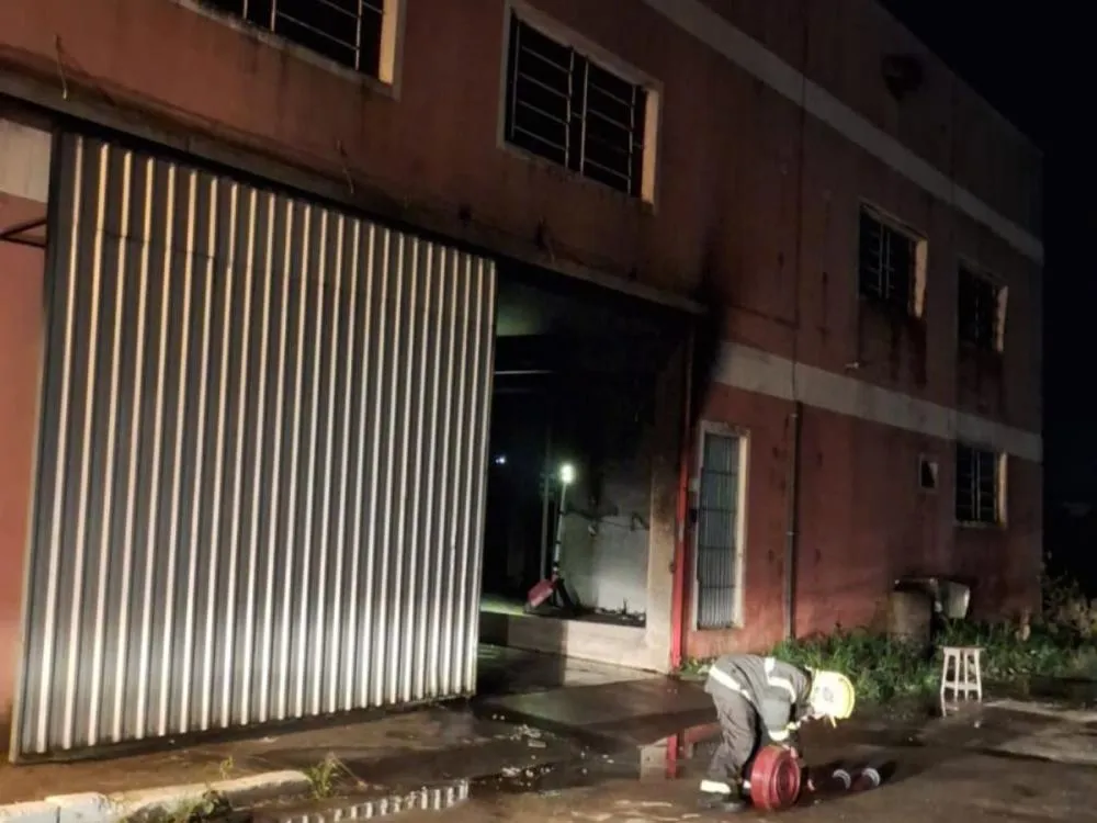 Incêndio atinge empresa têxtil em Brusque e mobiliza bombeiros de quatro cidades na noite desta quarta-feira