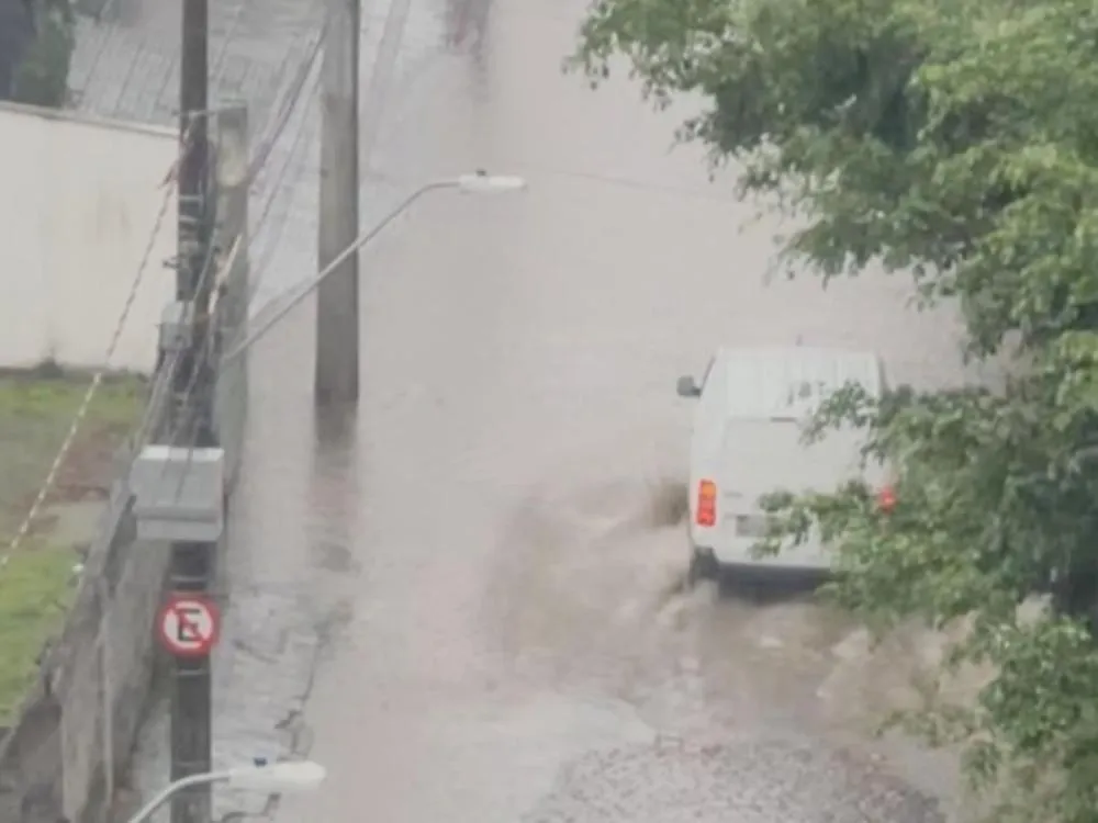 Alagamento interdita Rua Rio de Janeiro, na Itoupava Seca, em Blumenau