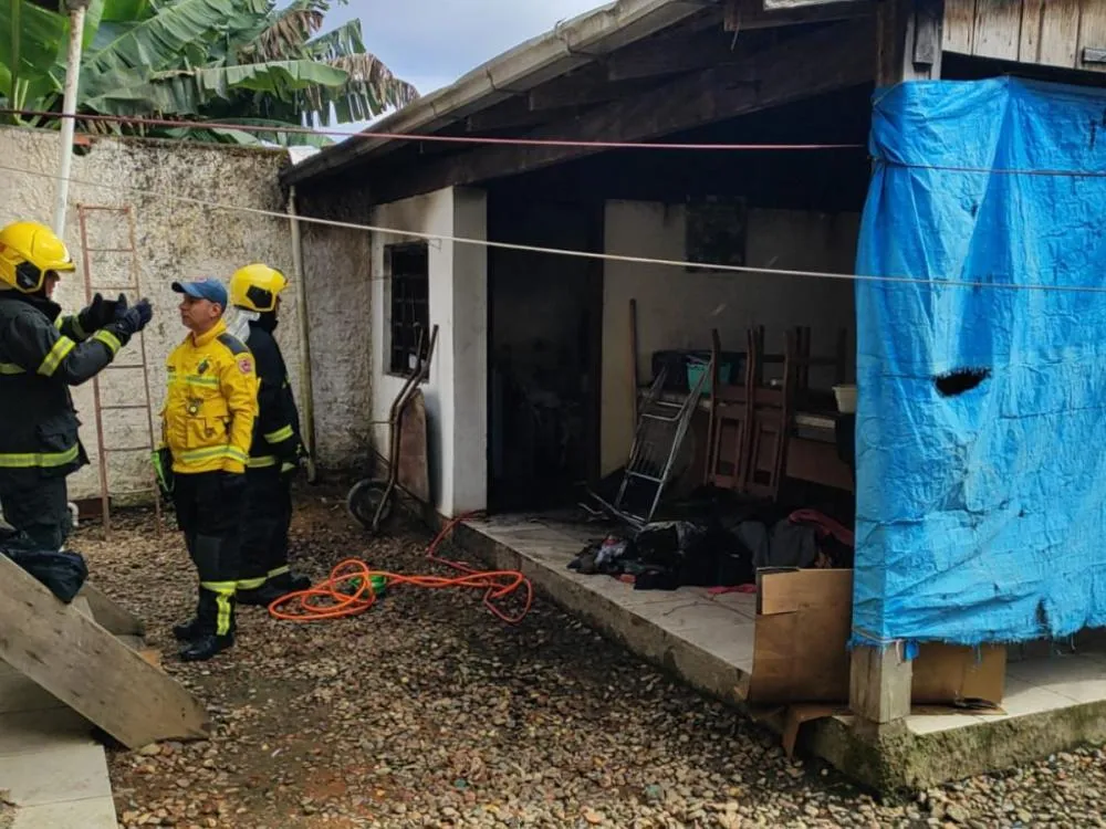 Fogo atinge área de serviço de casa e assusta moradora de Gaspar