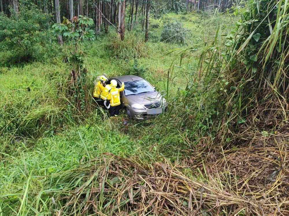 Motorista fica ferida após cair em ribanceira ao desviar de buraco em Gaspar